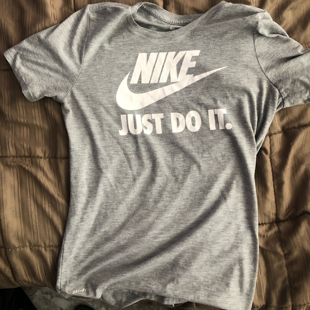 Nike dri fit short sleeve shirt 🤍